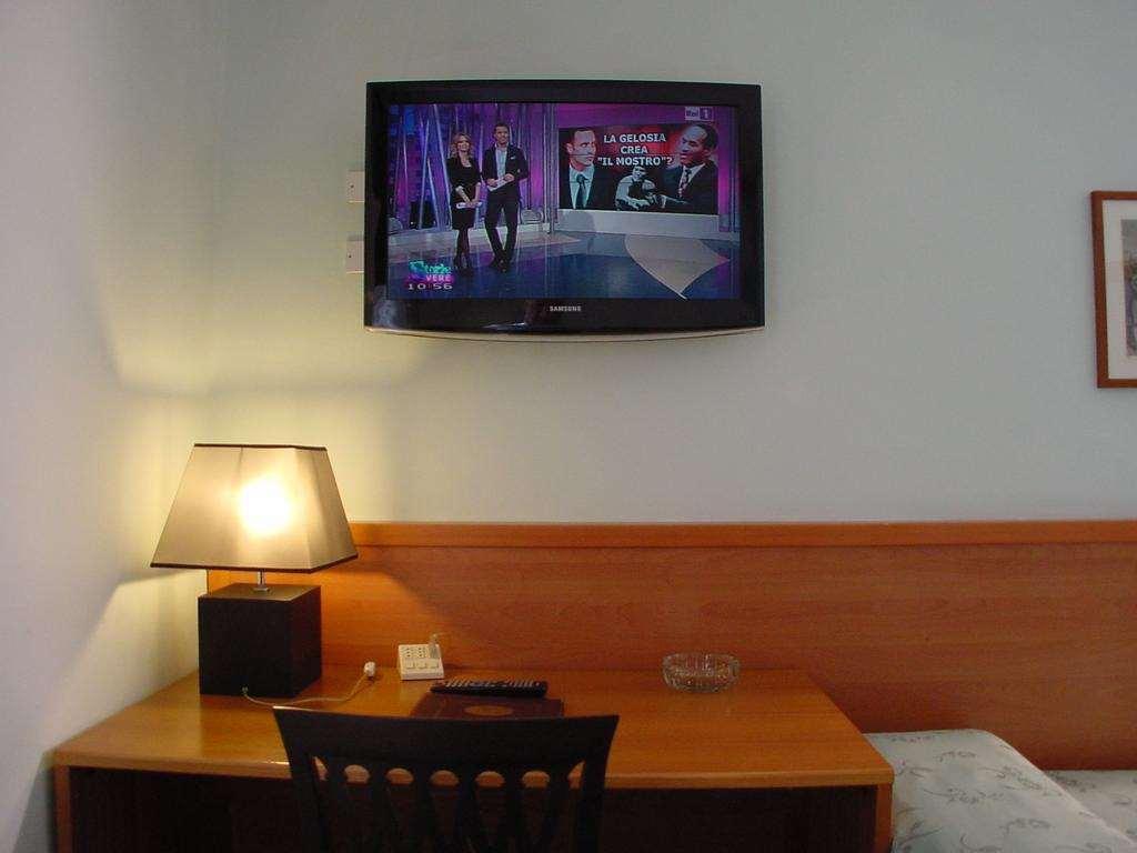 Hotel Don Abbondio Lecco Chambre photo