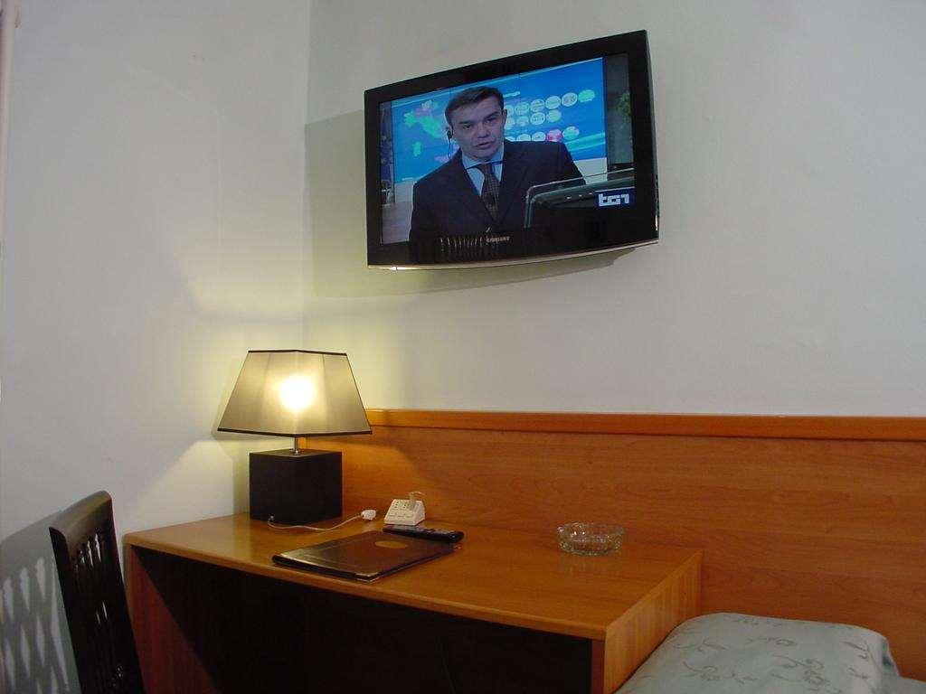 Hotel Don Abbondio Lecco Chambre photo